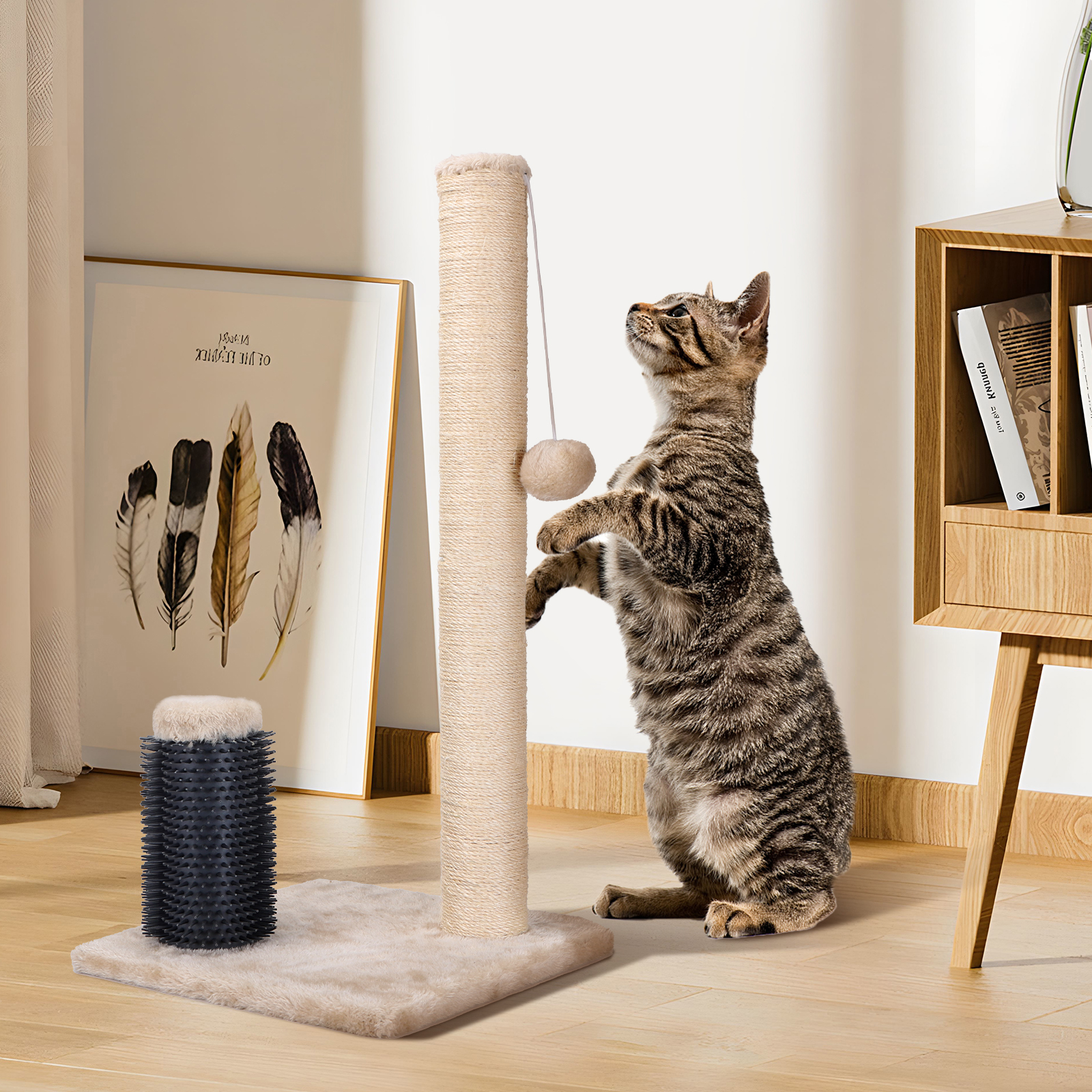 Un gato atigrado marrón jugando con un rascador.