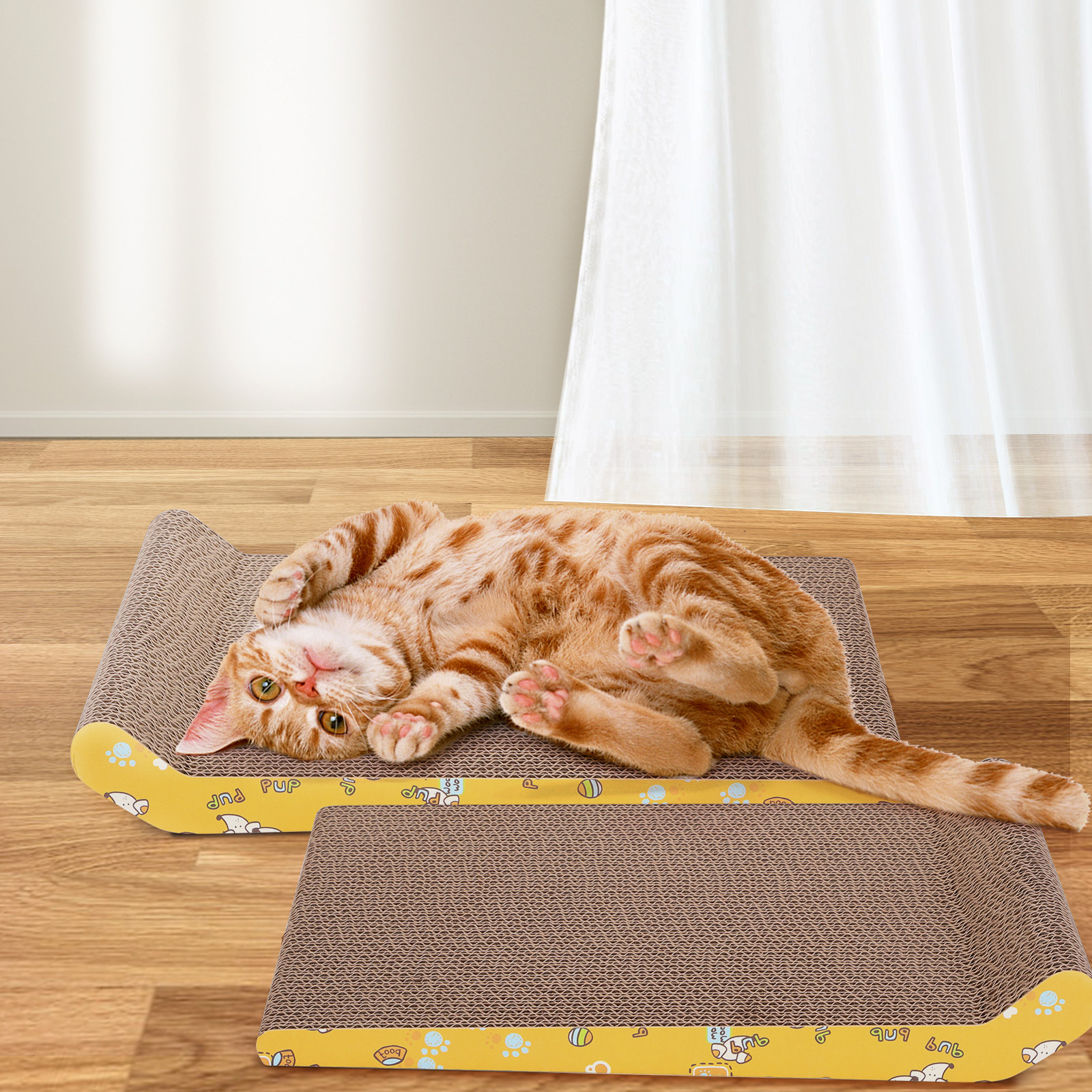 Gato naranja acostado en rascador marrón.