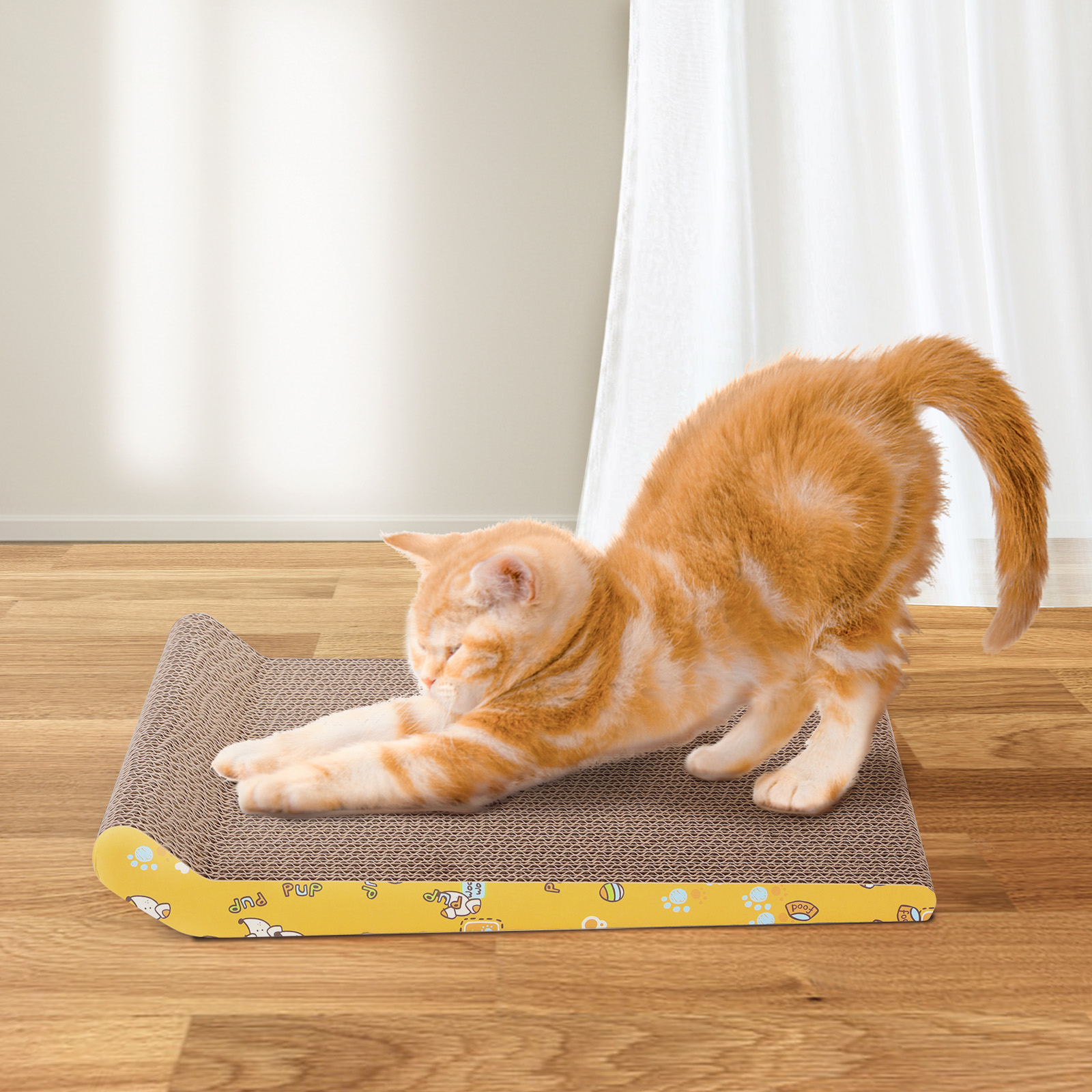 Un gato naranja se estira sobre un rascador para gatos amarillo y marrón con un patrón.