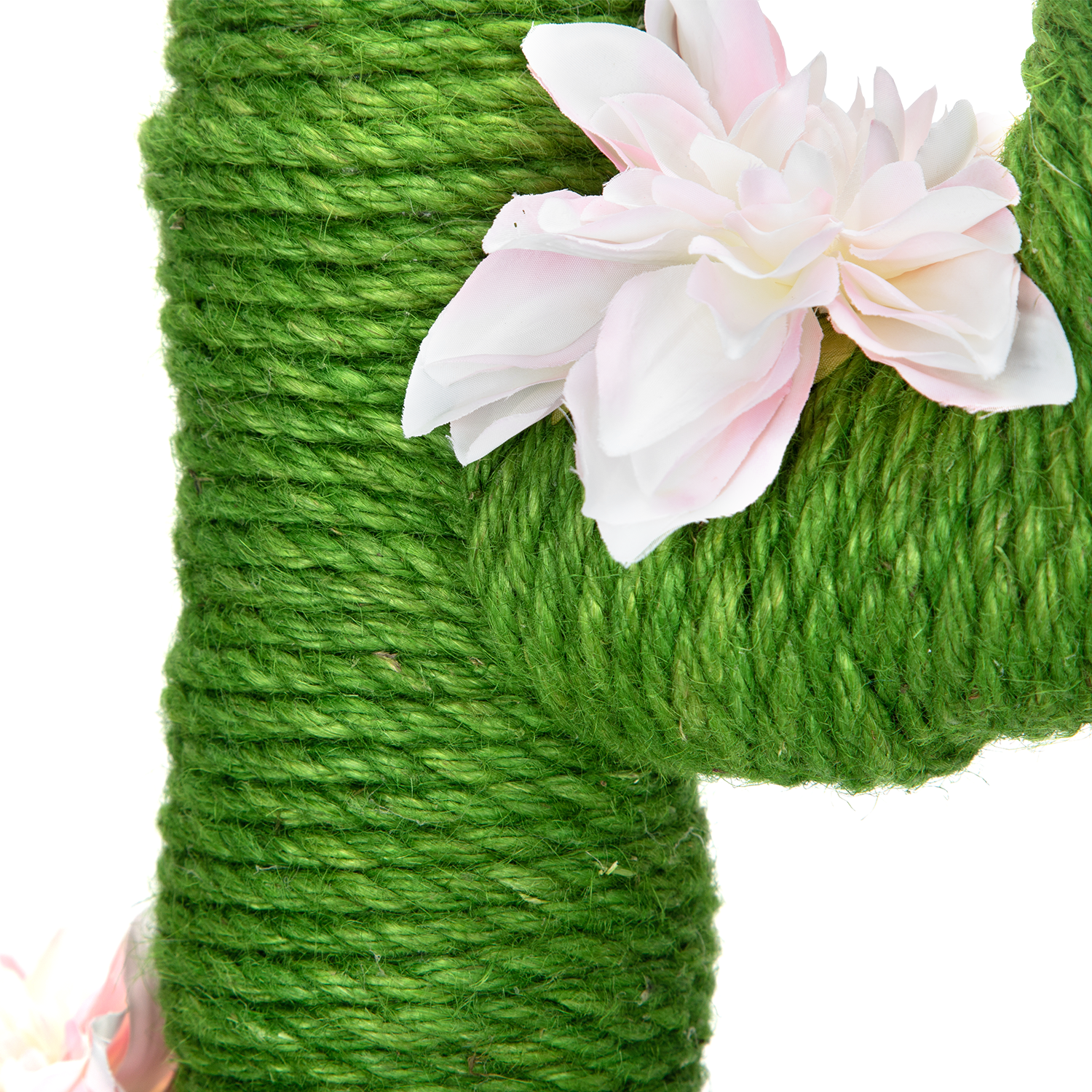 Primer plano de un rascador verde para gatos con una flor rosa y blanca.
