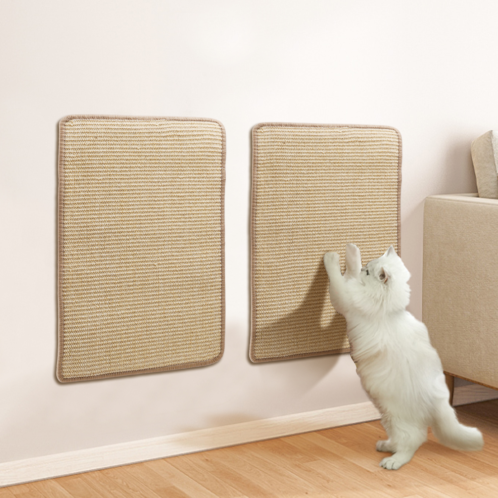 Un gato blanco arañando dos rascadores de sisal montados en la pared.