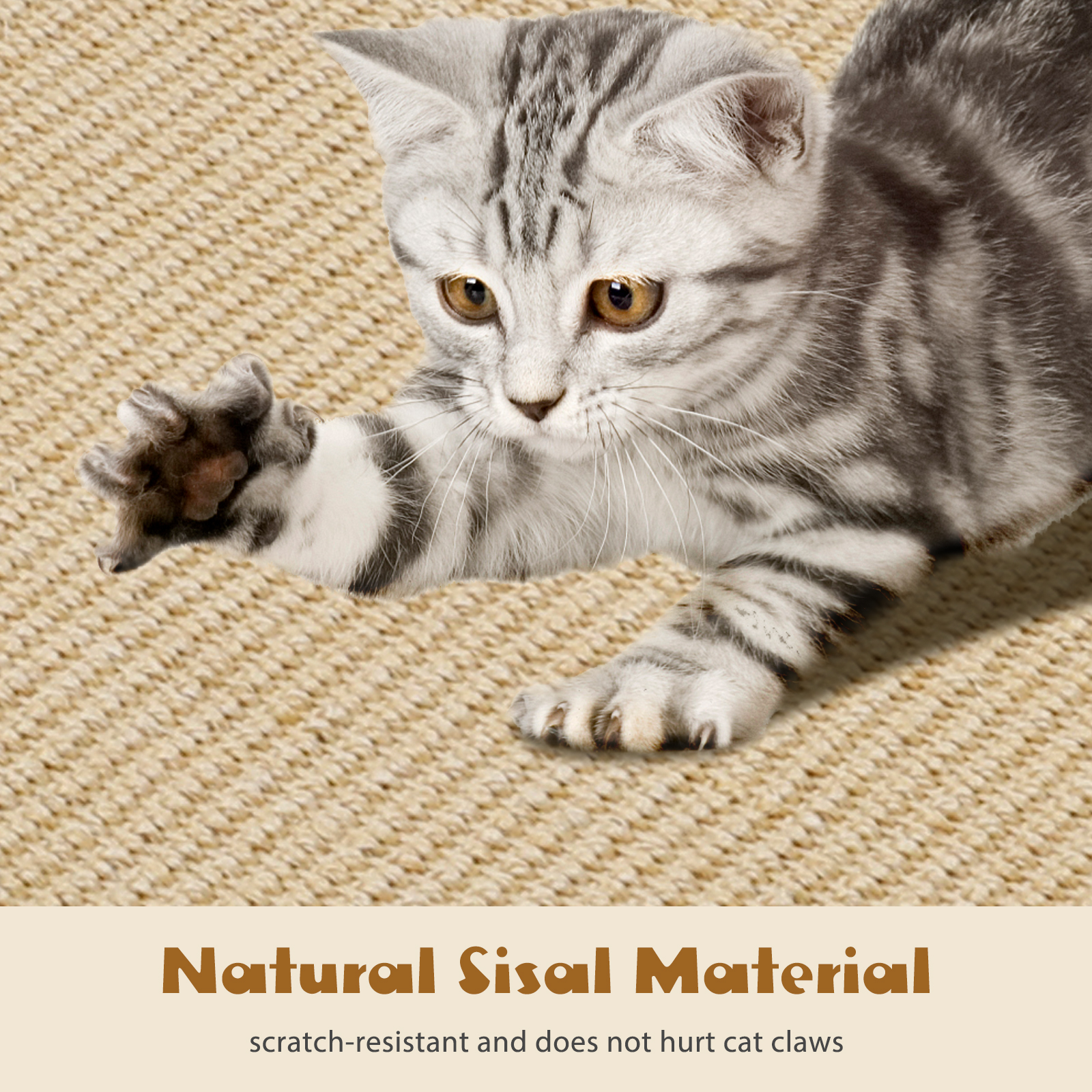 Un gato gris se estira sobre una superficie de sisal beige. Texto: Material de sisal natural, resistente a los arañazos y no daña las garras.
