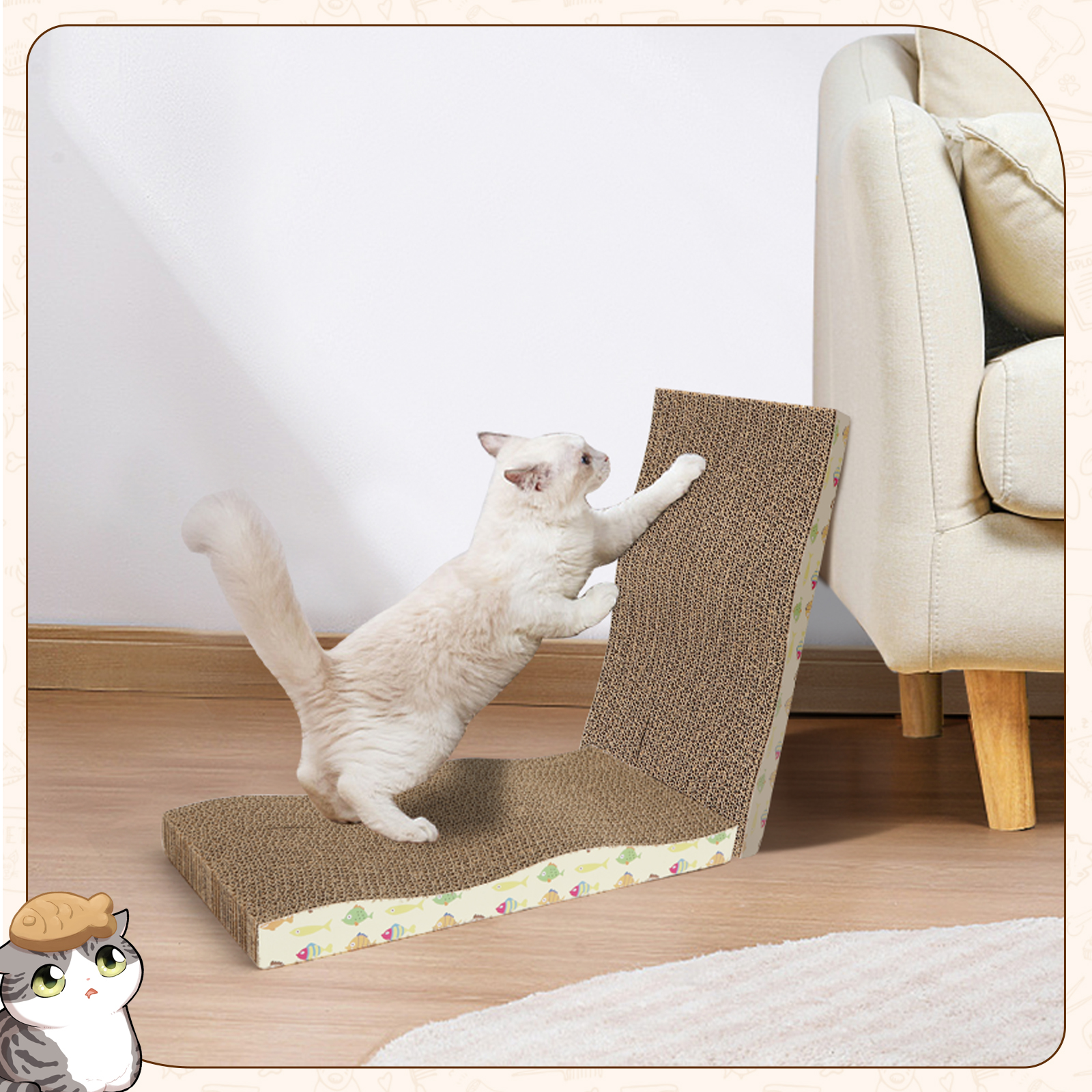 Un gato está trepando por un rascador de cartón. Es marrón y blanco, con una base estampada y un gato de dibujos animados.