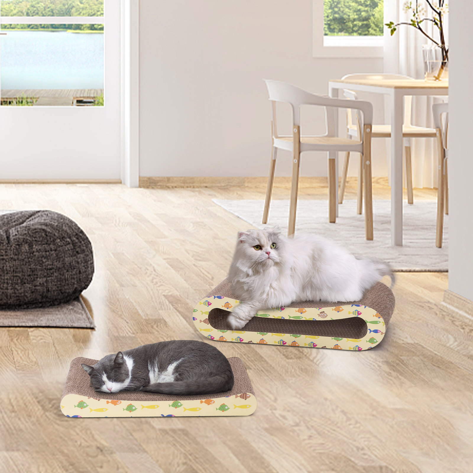 Dos gatos en camas para gatos. Uno gris y blanco, uno gris, acostados en camas estampadas.