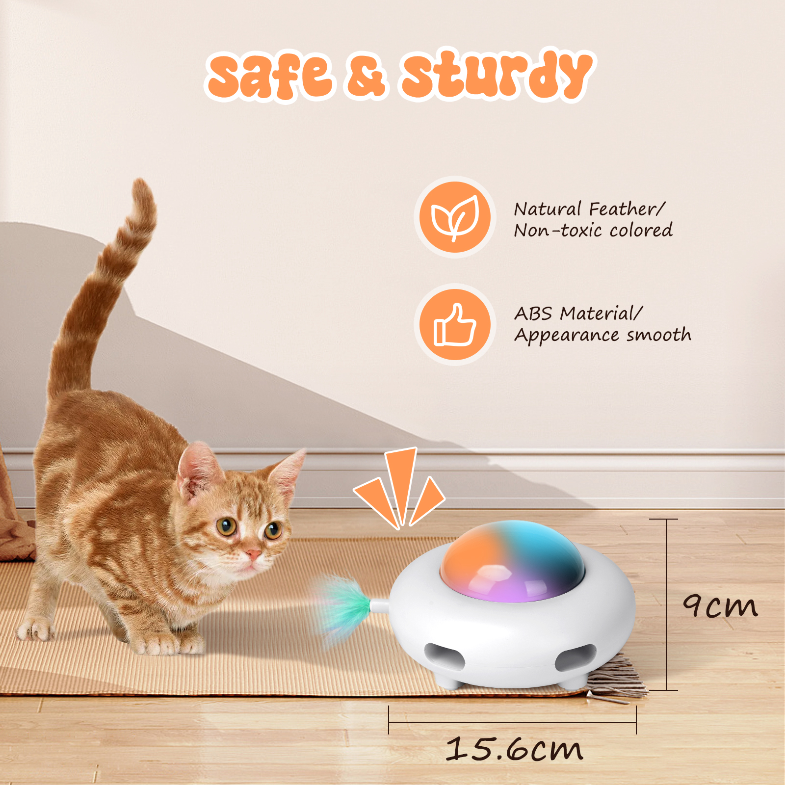 Gato naranja juega con un juguete. Juguete blanco con forma de OVNI con parte superior colorida sobre madera.