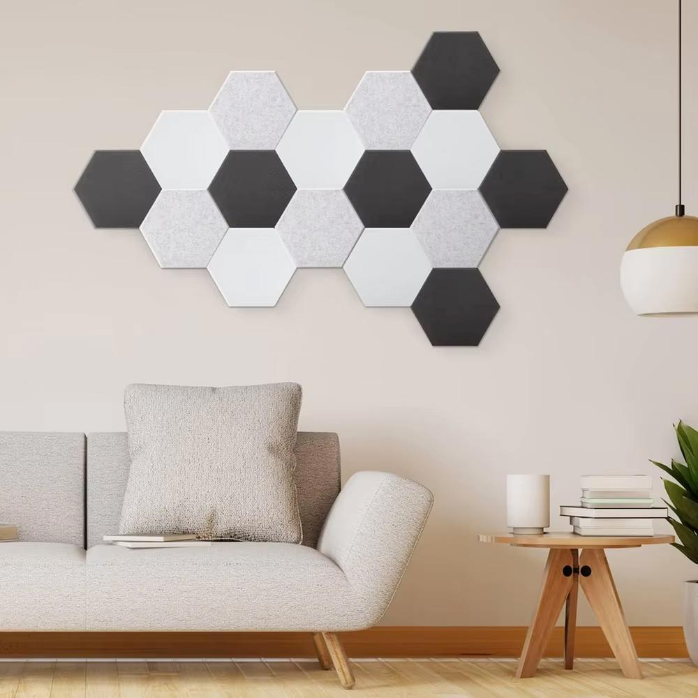 Decoración de pared de paneles hexagonales en colores negro, blanco y gris.