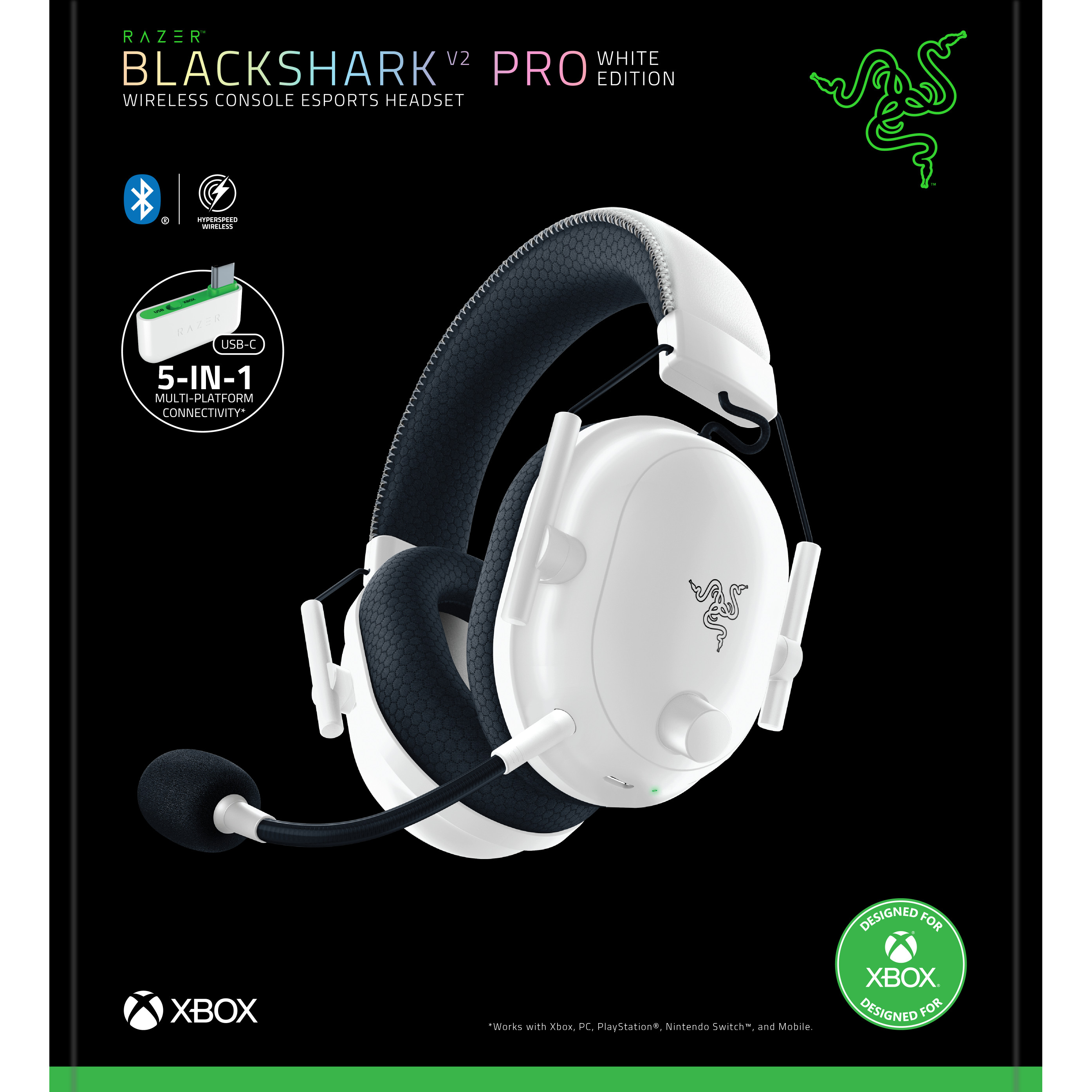 Biało-czarny zestaw słuchawkowy dla graczy z mikrofonem, na zielono-czarnym tle.