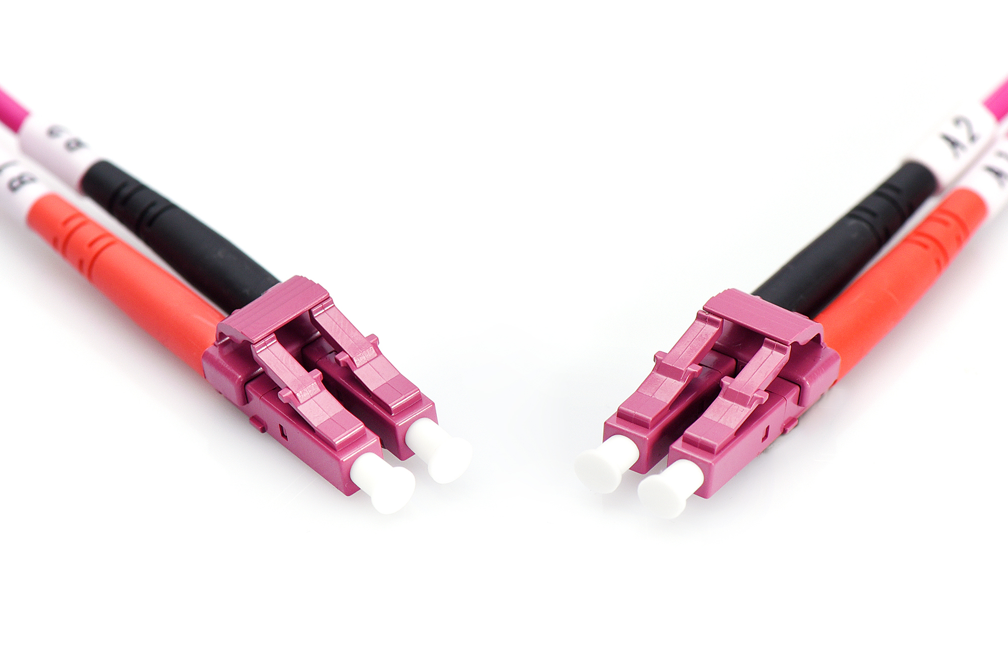 Due cavi in fibra ottica, connettori rosa con punte bianche, su sfondo bianco.