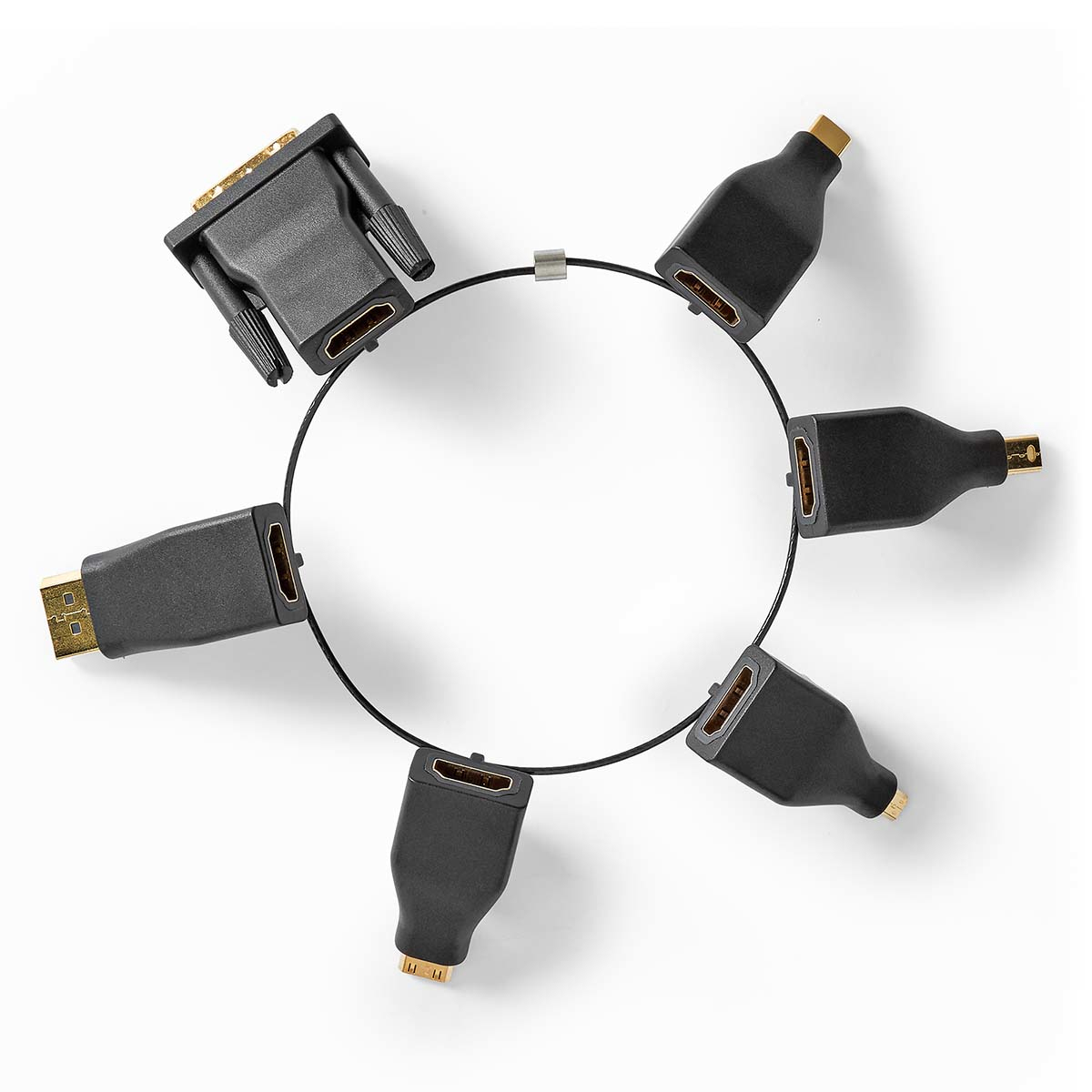 Une collection d'adaptateurs et de connecteurs HDMI noirs. Fond blanc. Les adaptateurs sont connectés.