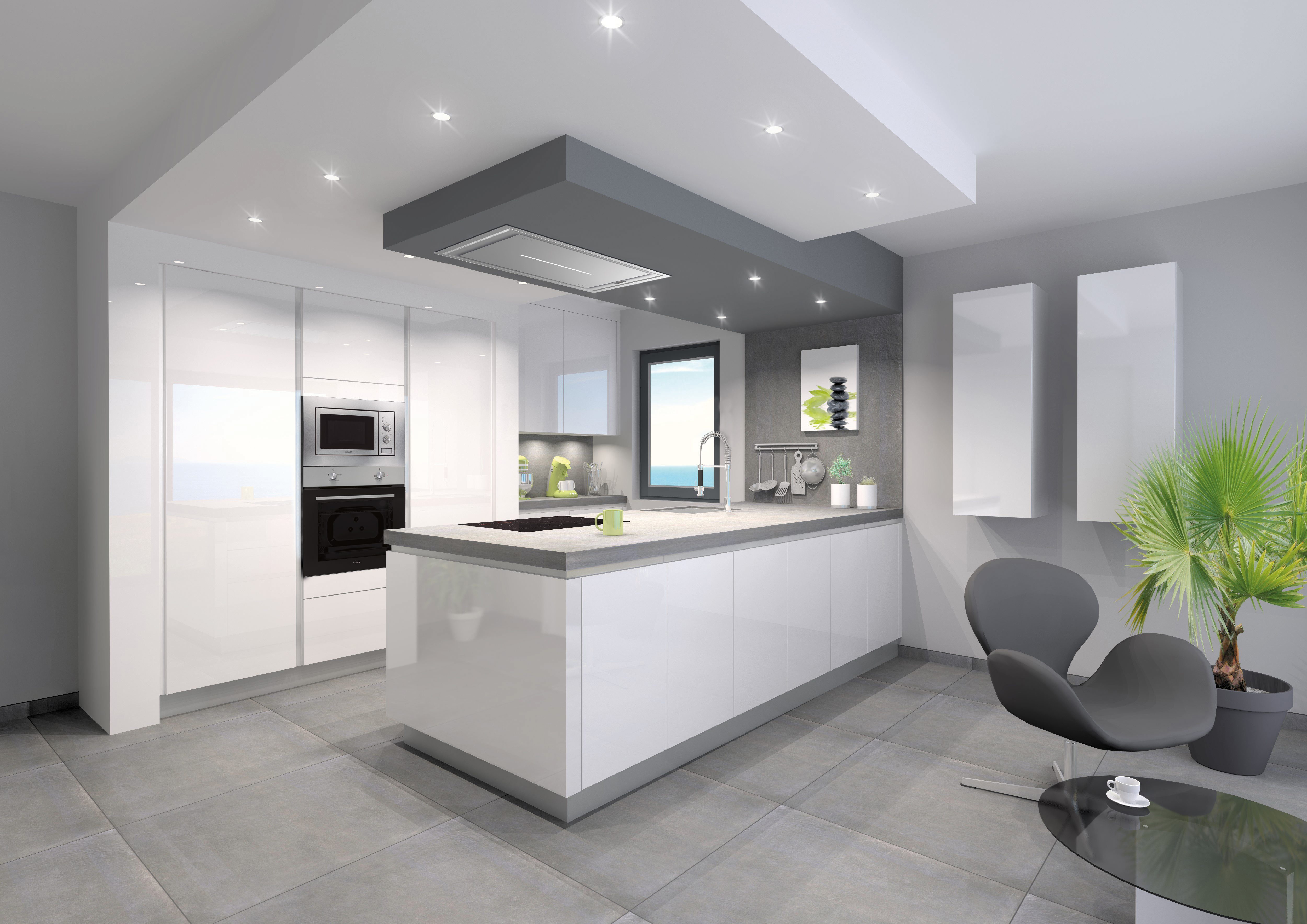 Cucina moderna con mobili bianchi, isola e soffitto grigio.