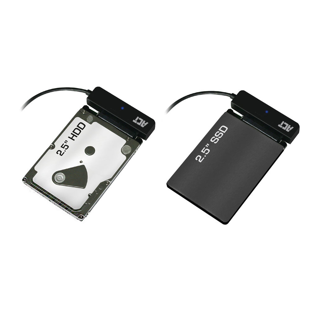 2,5" HDD und SSD, verbunden mit ACT-Adaptern, mit schwarzen Anschlüssen und Kabeln.