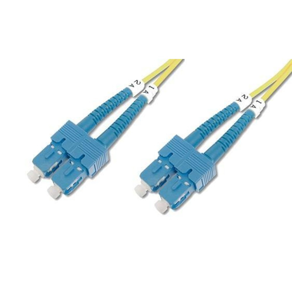 Due cavi in fibra ottica blu e gialli con connettori bianchi. Sfondo bianco.