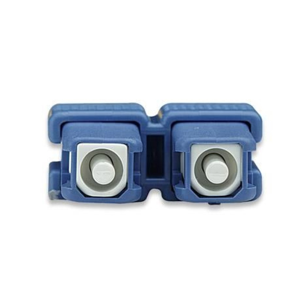 Connettore in fibra ottica blu. Forma rettangolare con due aperture bianche. Sfondo bianco.