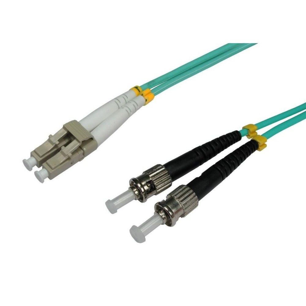 Cavi in fibra ottica con connettori. Bianco e nero. Vista angolata, sfondo bianco. Cavi verdi.