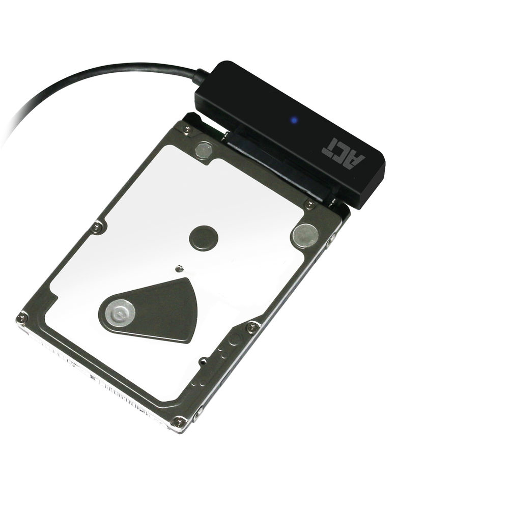 Eine Festplatte ist mit einem schwarzen Adapter verbunden. Sie befindet sich auf weißem Hintergrund.