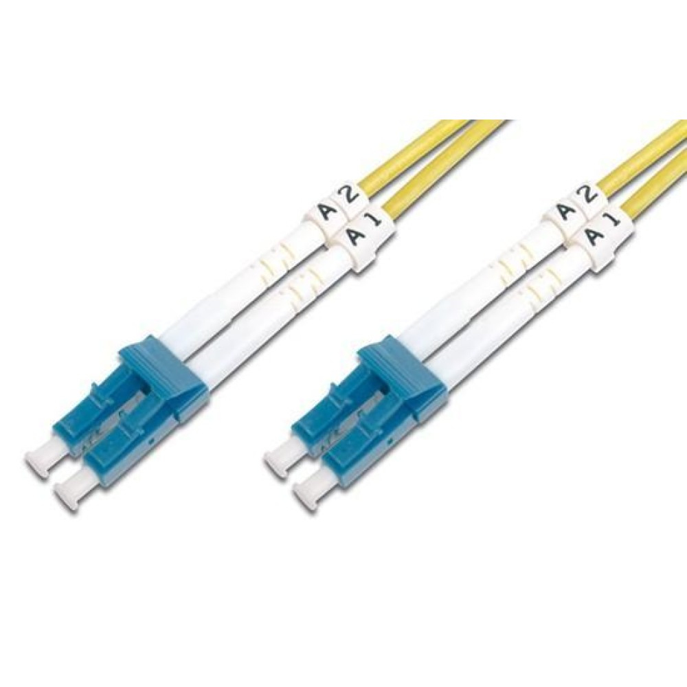 Due cavi in fibra ottica blu e gialli. Connettori bianchi e blu. Sfondo bianco.