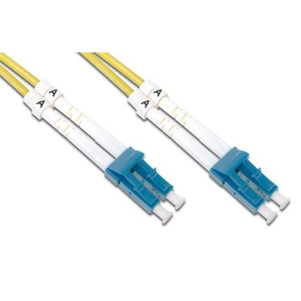 Cavi in fibra ottica con connettori blu. Sfondo bianco. Per collegare cavi in fibra ottica.
