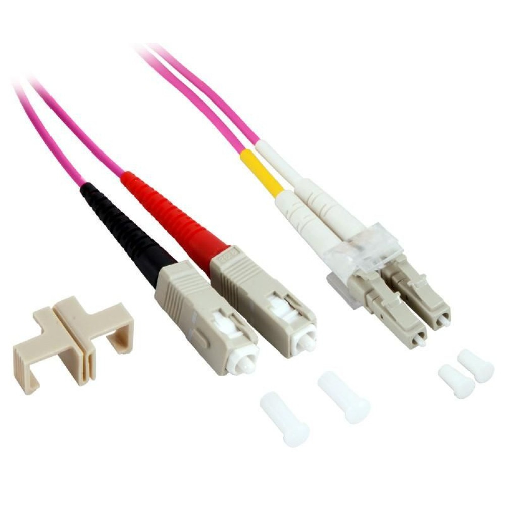 Cavi in fibra ottica con connettori di vari colori. Sono mostrati più connettori bianchi e beige.
