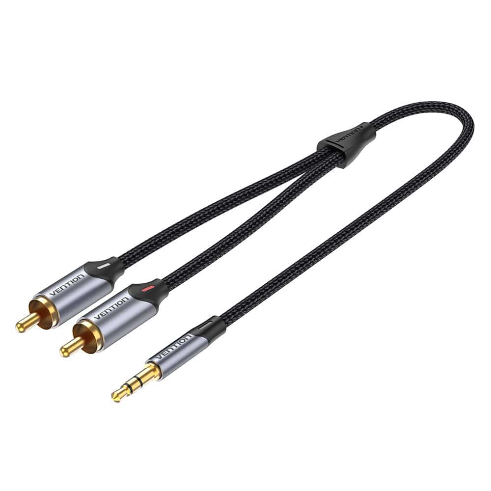 Kabel audio z 3 złączami, czarny i złoty. Białe tło.