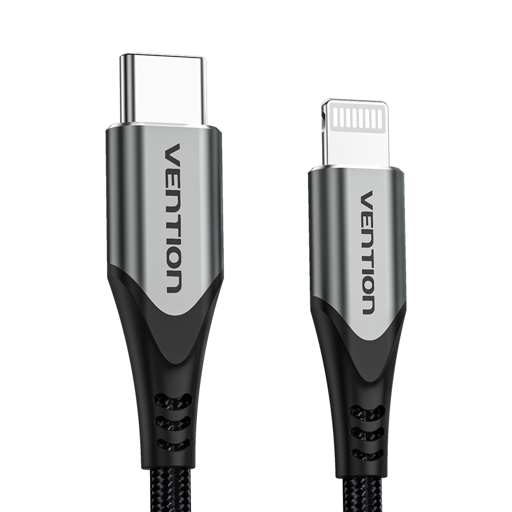 USB-C-auf-Lightning-Kabel. Silberne und schwarze Stecker, schwarzes Kabel, weiße Verpackung.