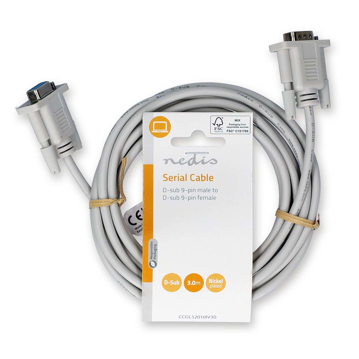 Serielles Kabel in Verpackung auf weißem Hintergrund. Das Kabel ist hellgrau und hat Anschlüsse an beiden Enden.