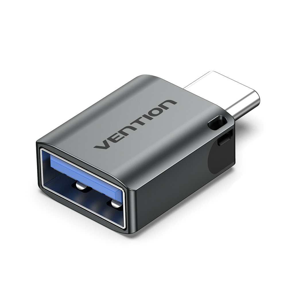 Un adattatore USB-C a USB-A Vention grigio. L'adattatore è mostrato su sfondo bianco.