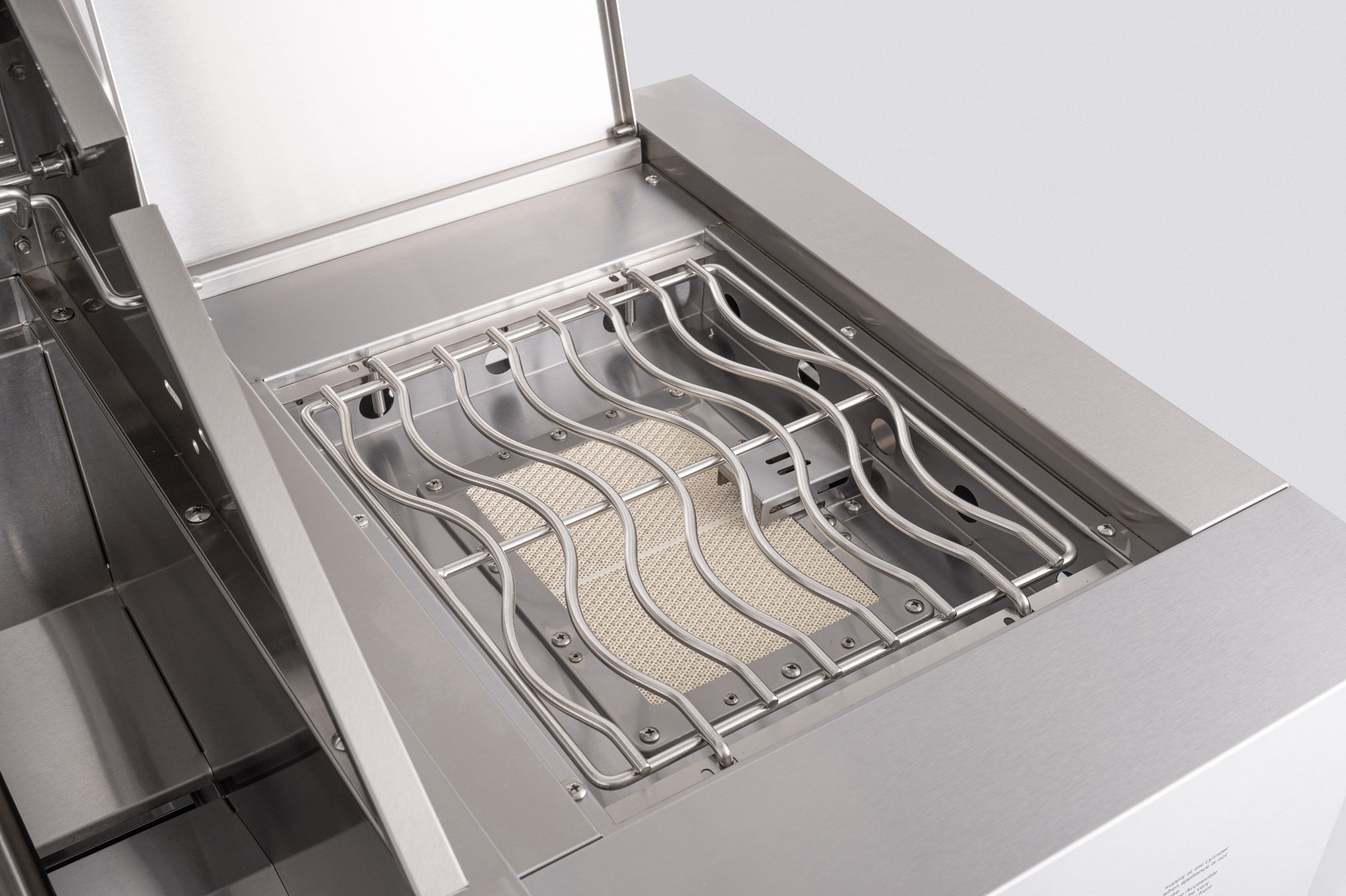 Ein Edelstahlgrill mit Heizelement, von oben betrachtet.
