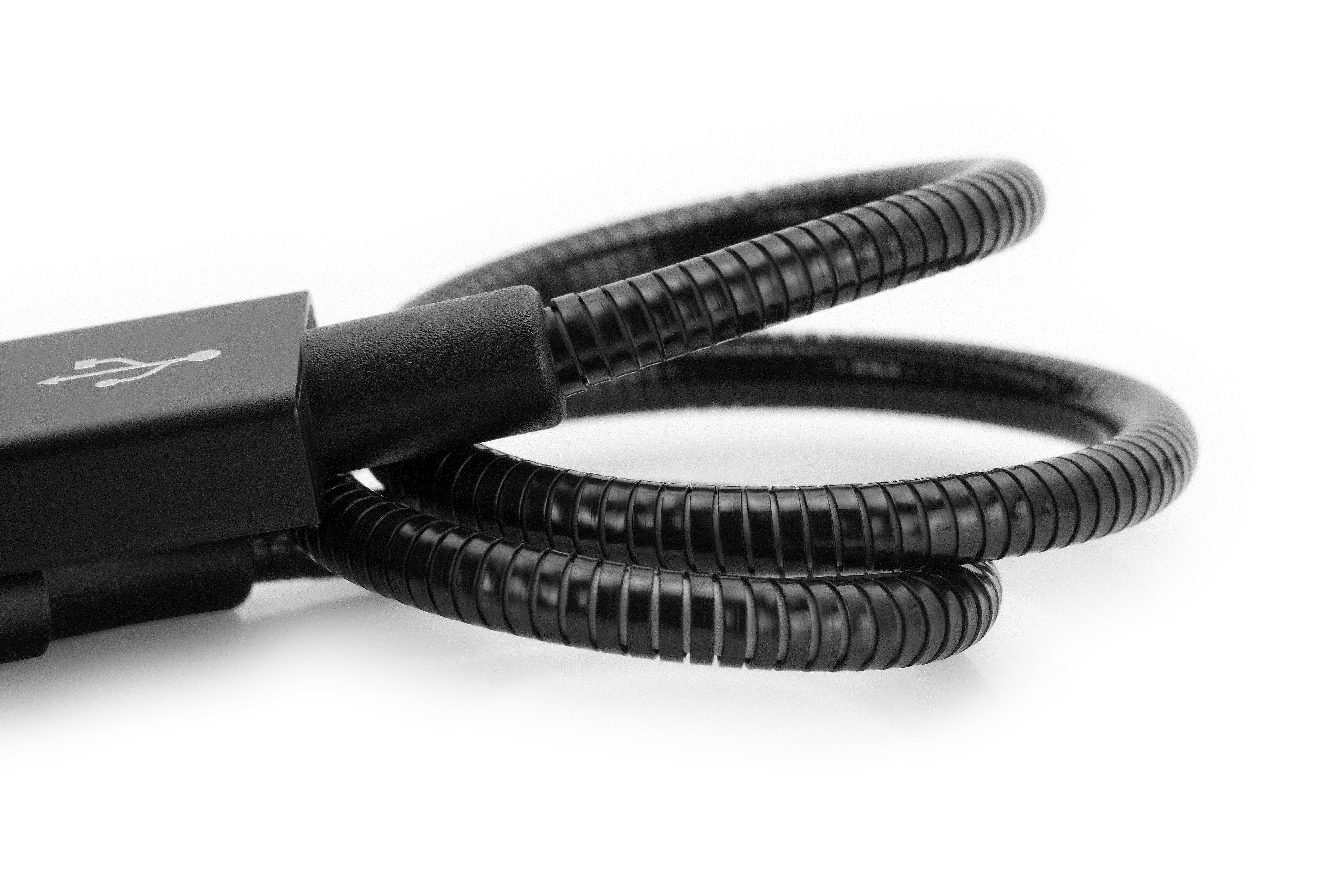 Schwarzes USB-Kabel mit flexiblem, geripptem Abschnitt. Nahaufnahme auf weißem Hintergrund.