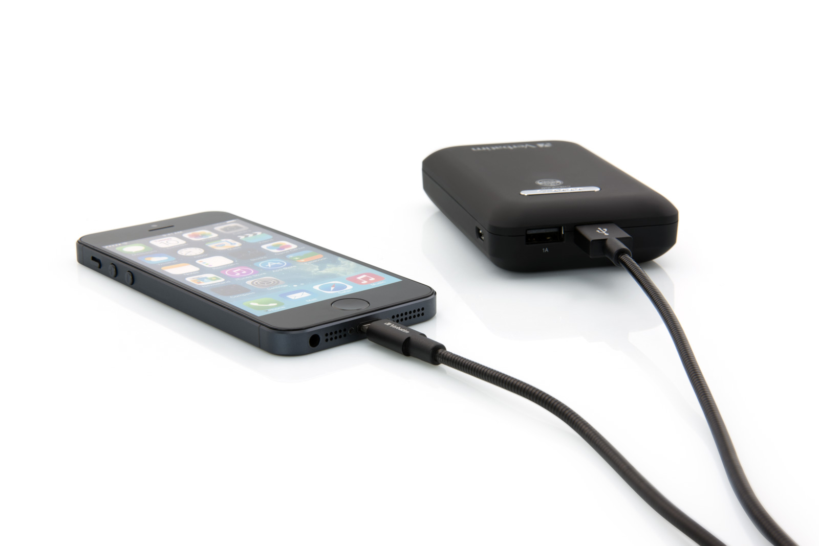 Ein schwarzes Smartphone ist mit einer schwarzen Powerbank über ein Ladekabel verbunden.