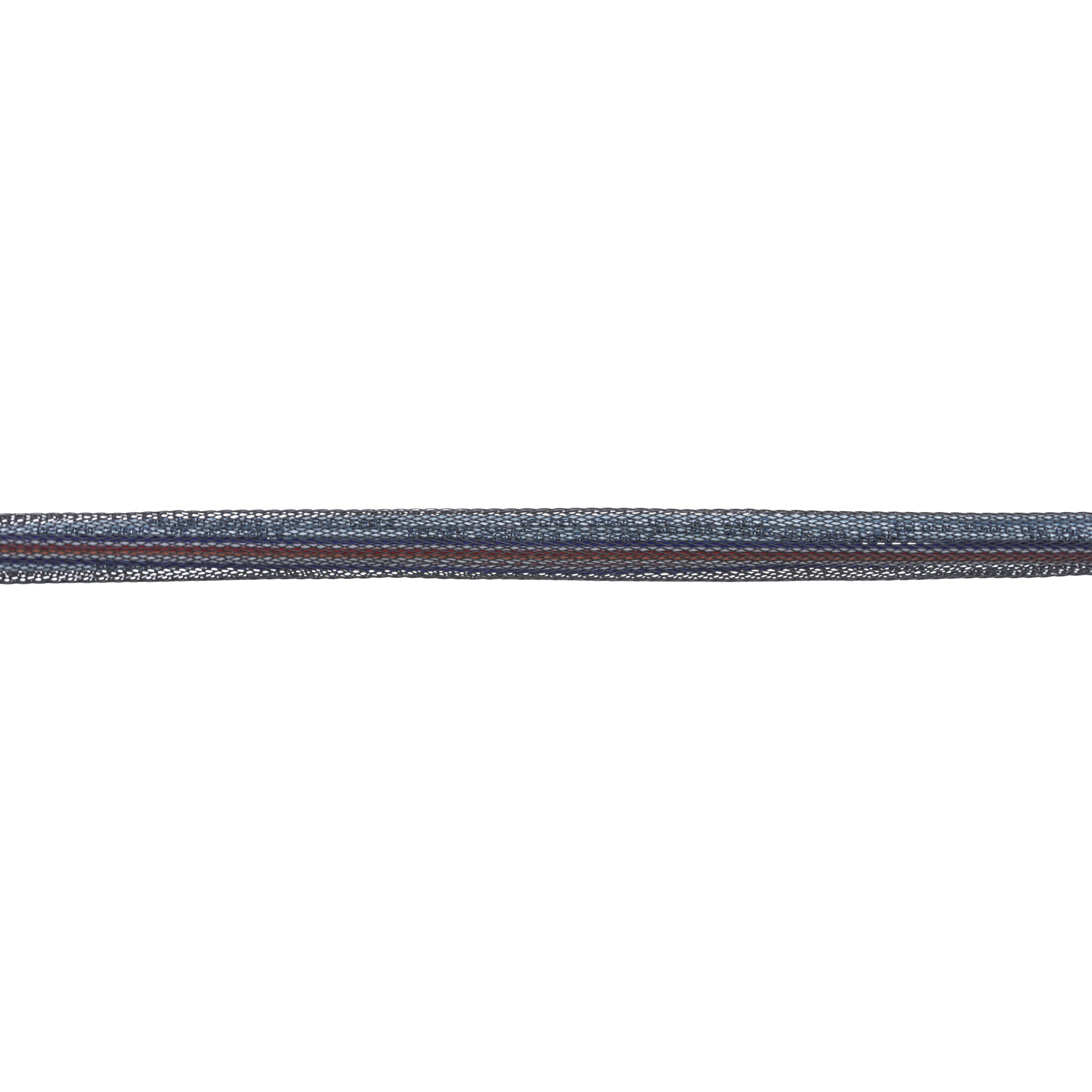 Ein dünnes, flexibles Kabel mit einem gewebten blau-braunen Muster, weißer Hintergrund.