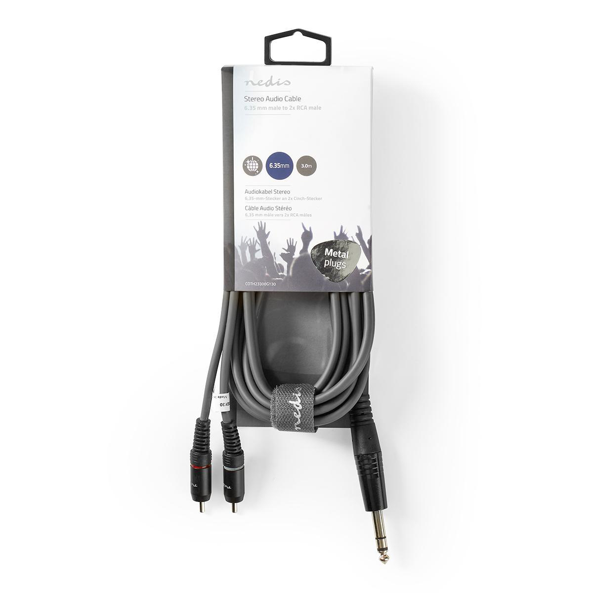 Een grijze audiokabel met twee RCA-connectoren en een enkele jack, in verpakking.