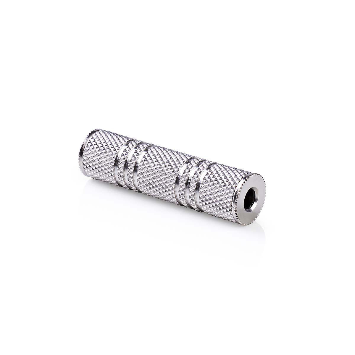 Silberner Audio-Klinkenadapter mit strukturierter Oberfläche und weißem Hintergrund.