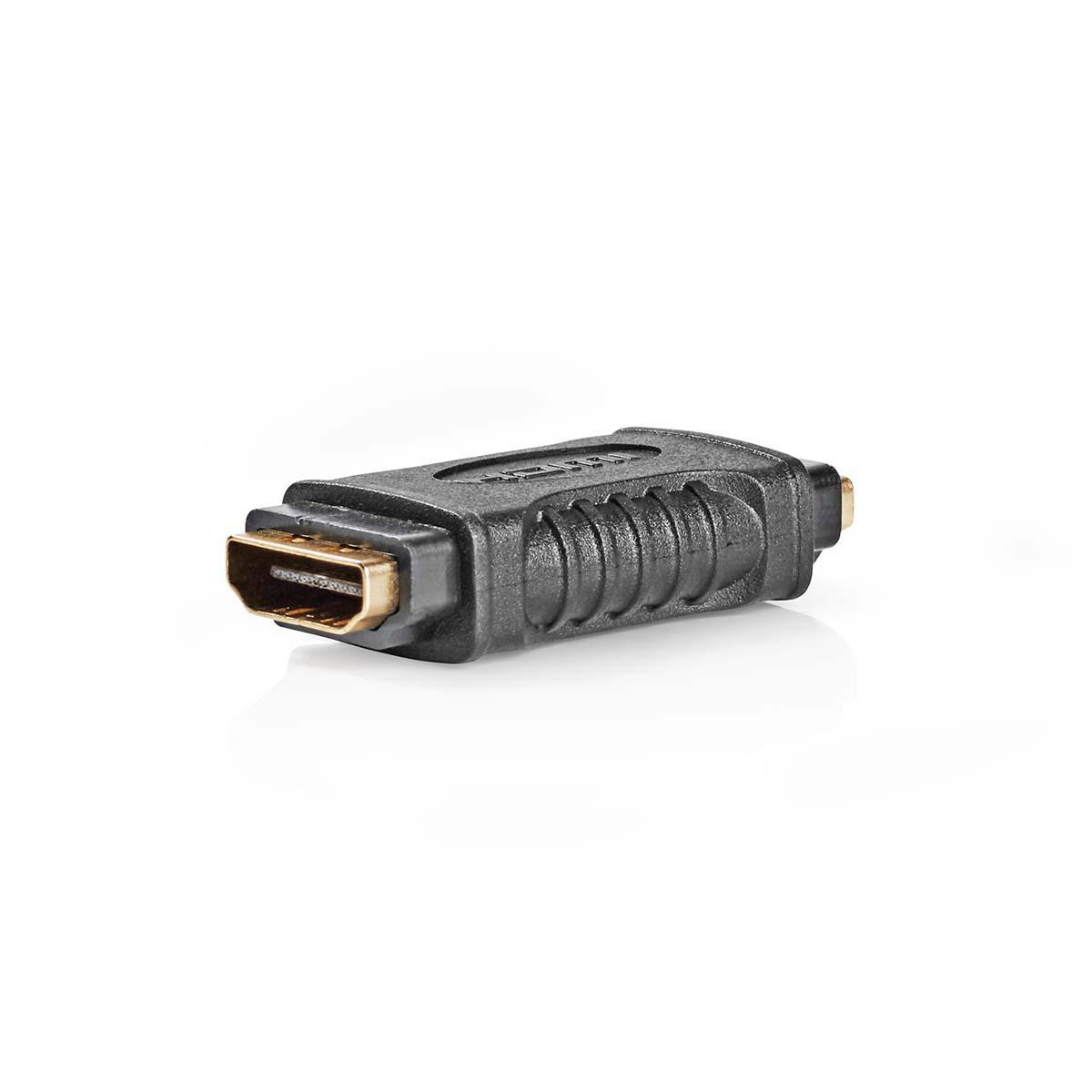 Un adattatore HDMI nero con connettori dorati. Si trova su una superficie bianca.