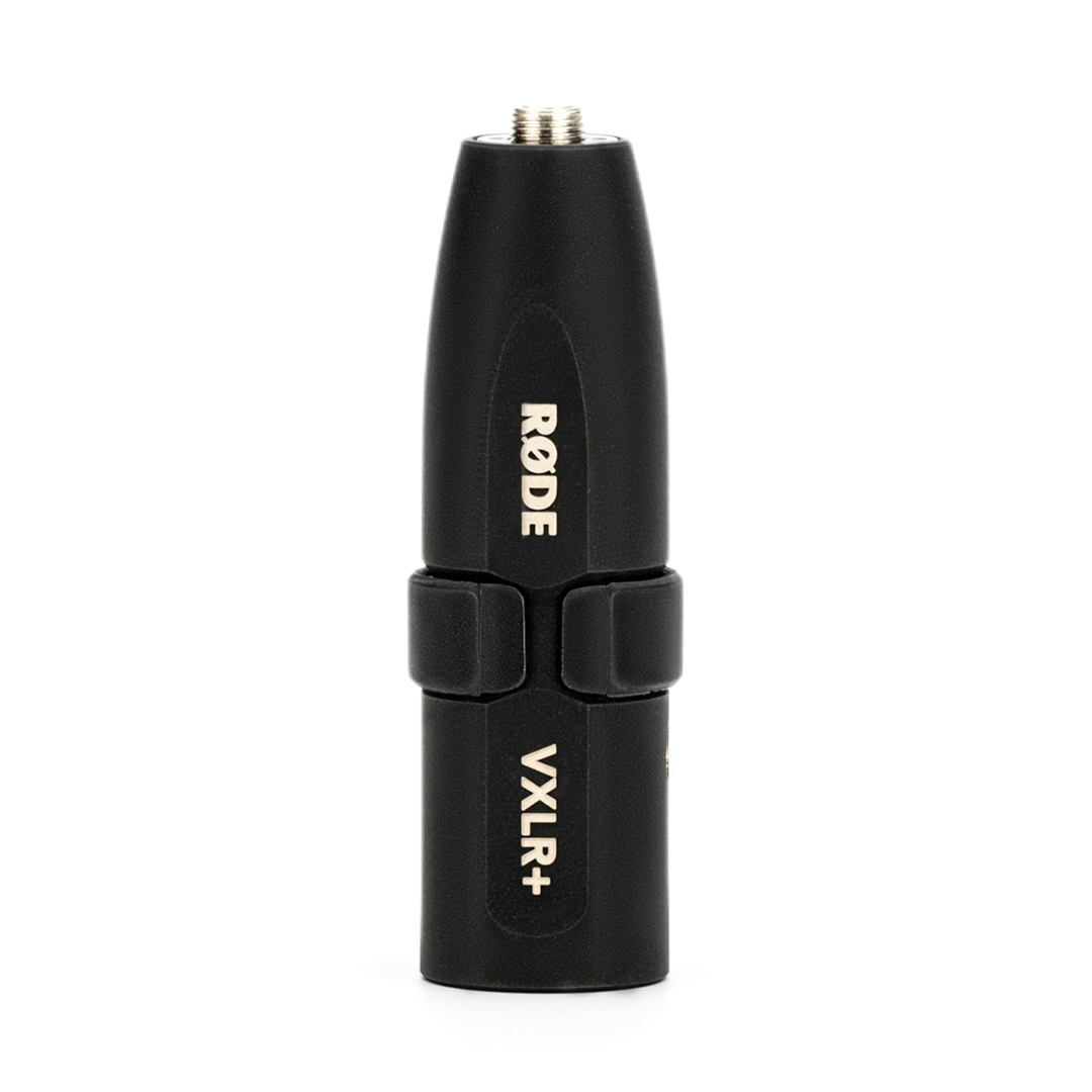 Un adattatore per microfono Rode VXLR+ nero su una superficie bianca, con testo Rode e VXLR+.