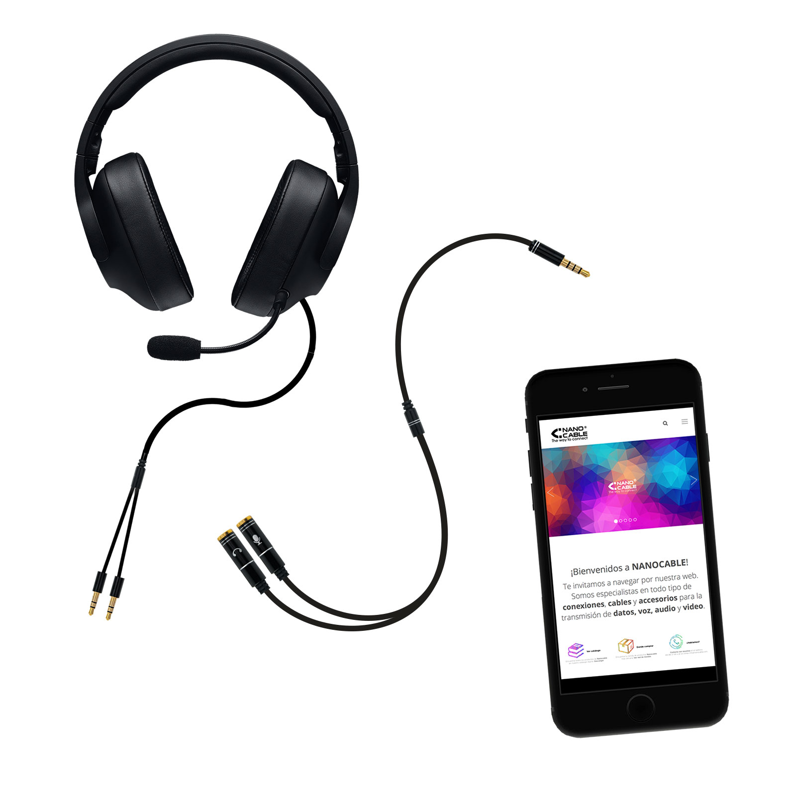 Auriculares negros con micrófono y un teléfono con un sitio web abierto. El teléfono está en un fondo blanco.