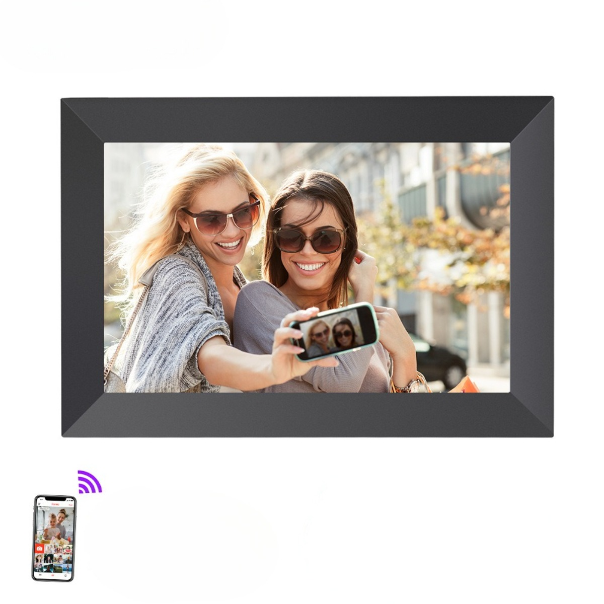 Zwei Frauen machen ein Selfie auf einem schwarzen digitalen Fotorahmen, mit einem Smartphone in der Nähe.