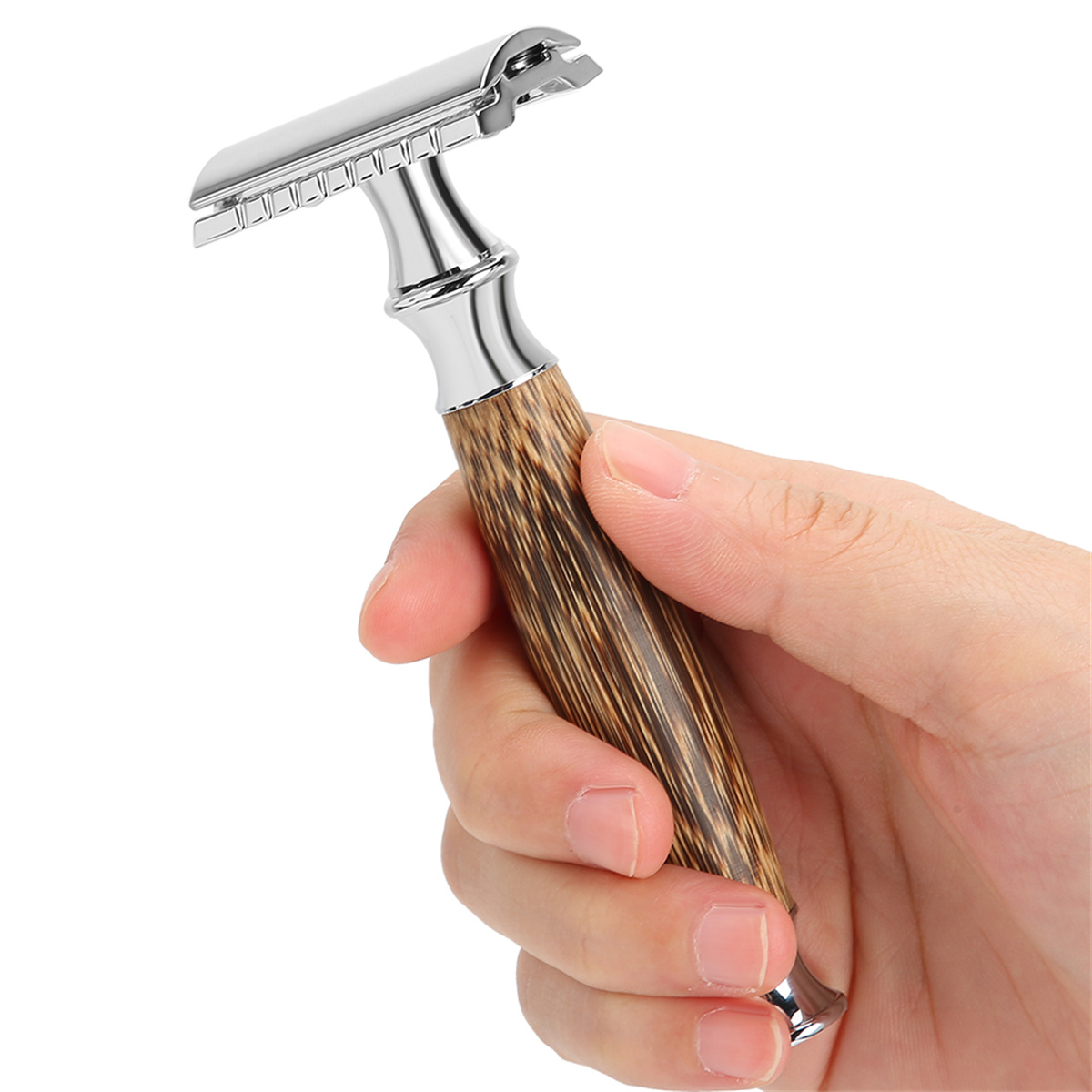 Hand hält einen silbernen und braunen Rasierer mit strukturiertem Griff.