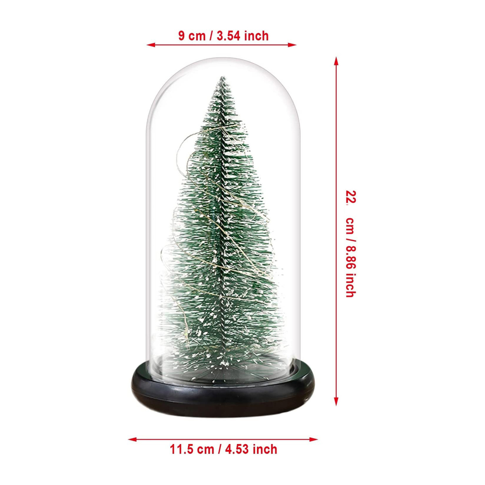 Ein kleiner Weihnachtsbaum in einer Glaskuppel auf schwarzem Sockel, mit angegebenen Maßen.