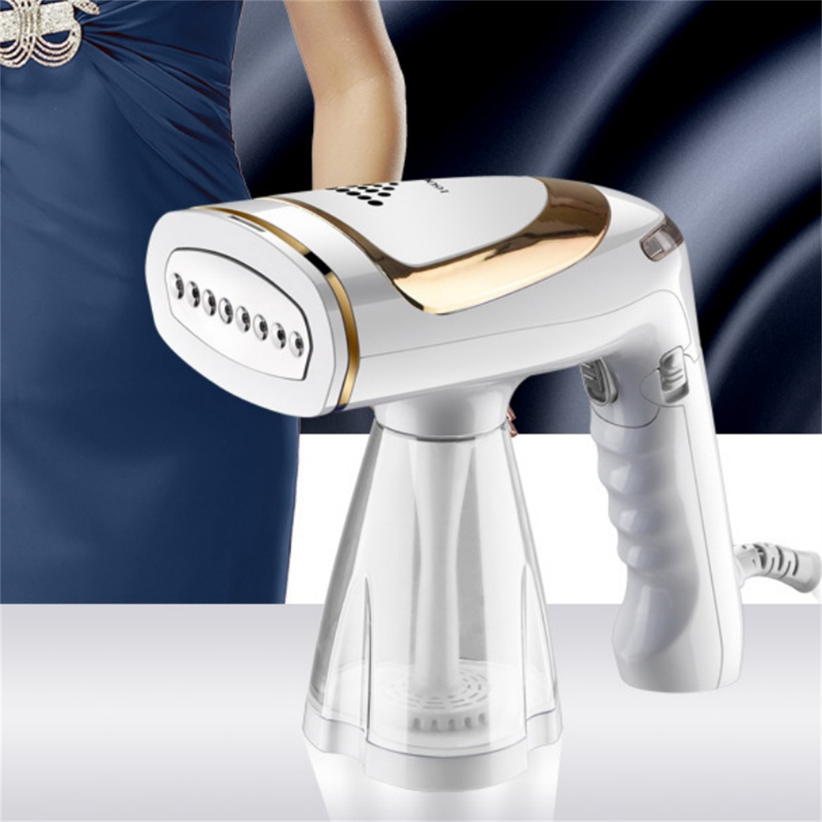 Ein weißes und goldenes Handdampfgerät mit transparentem Wassertank, vor verschwommenem blauem Hintergrund.