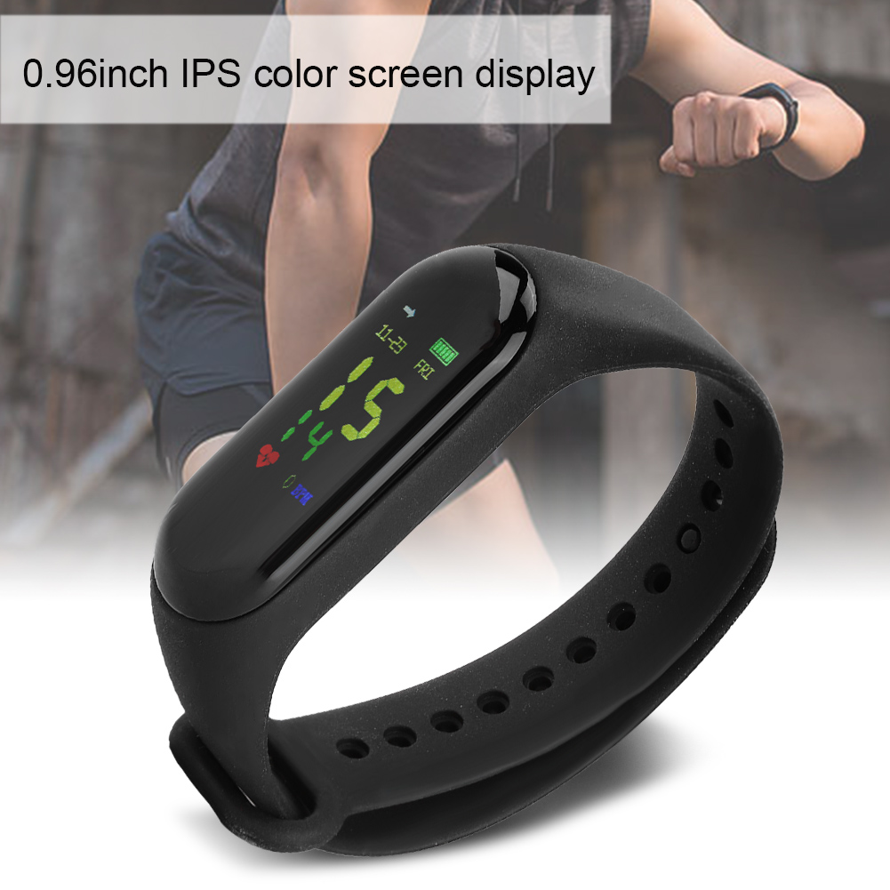 Schwarze Smartwatch, die Zeit, Datum und Gesundheitsmetriken am Handgelenk anzeigt.
