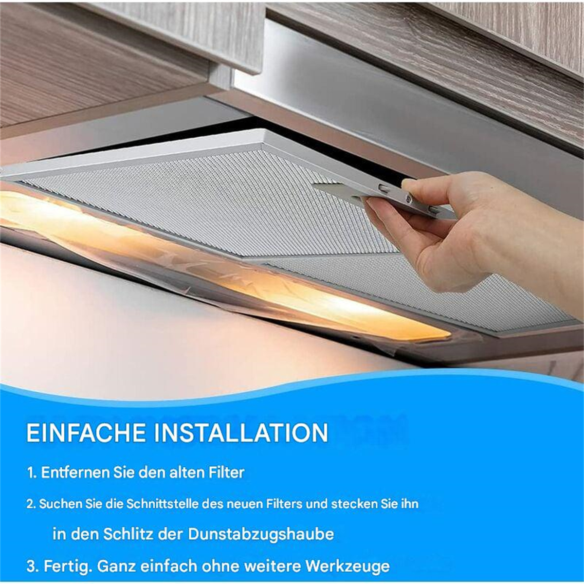 Hand installiert einen Filter in einer Küchenhaube. Anweisungen auf Deutsch: 'Einfache Installation'.