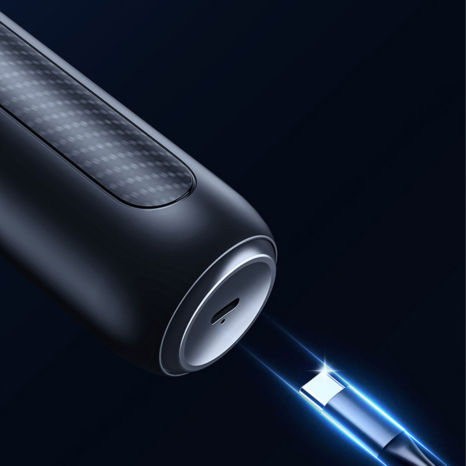 Ein schwarzes Ladekabel mit einem USB-C-Ende und einem Stecker. Das Steckerende strahlt blaues Licht aus.