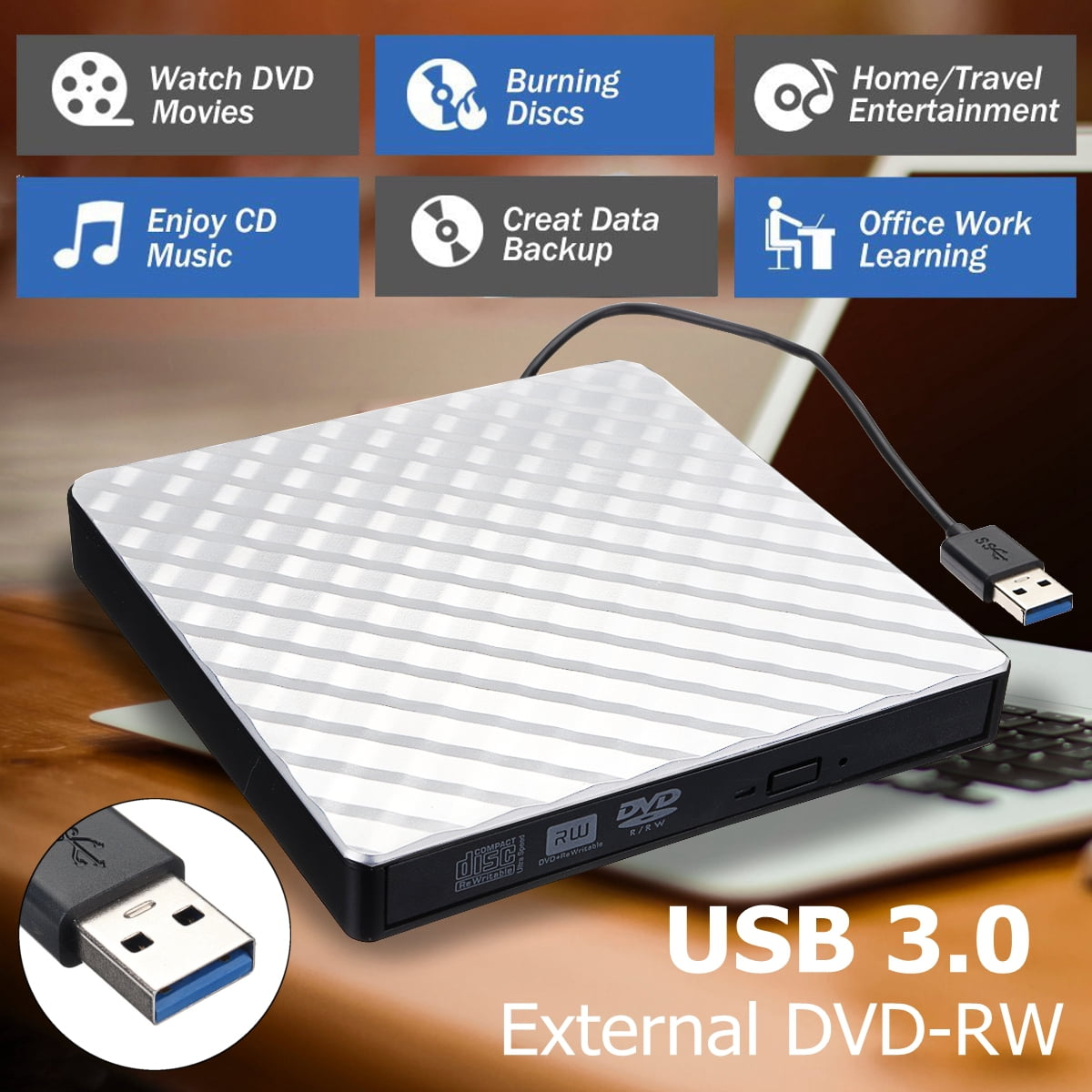 Silbernes und schwarzes externes DVD-RW-Laufwerk mit USB-Kabel. Der Hintergrund ist weiß.