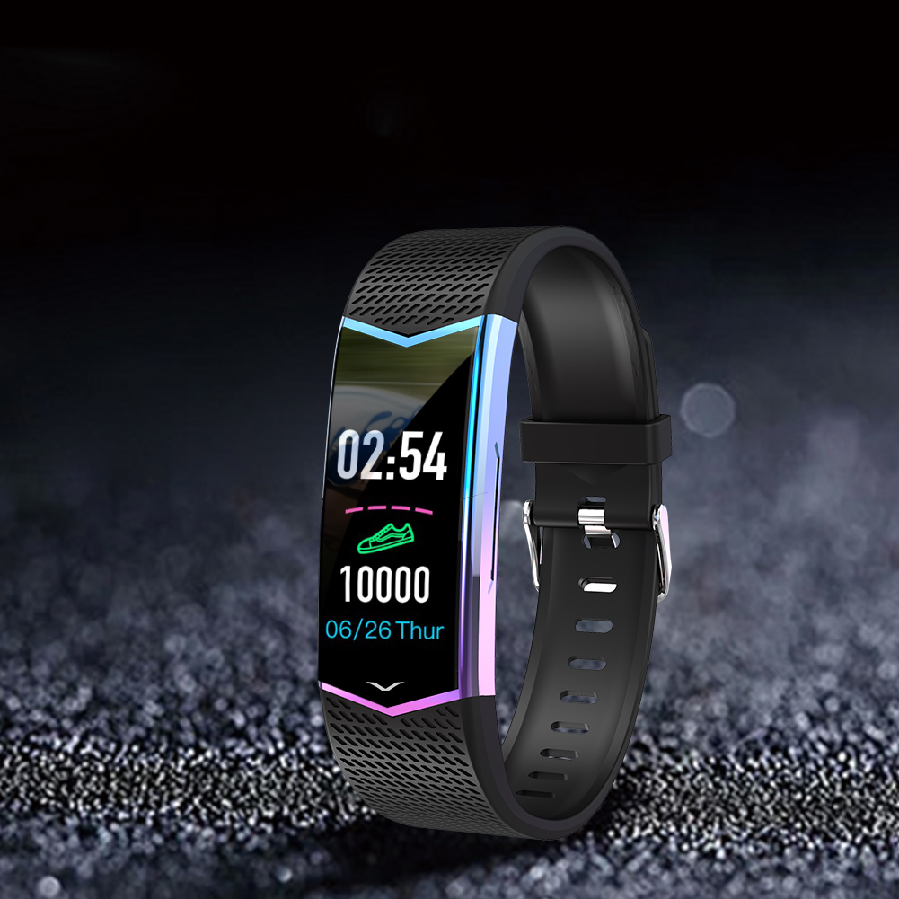 Schwarze Smartwatch mit Anzeige von Uhrzeit, Schritten und Datum. Die Uhr ist auf unscharfem Hintergrund.