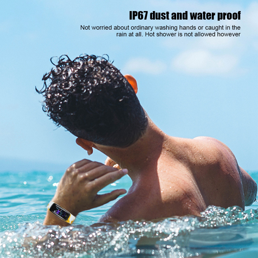 Mann im Wasser mit Smartwatch, Text hebt die Wasserfestigkeit hervor.
