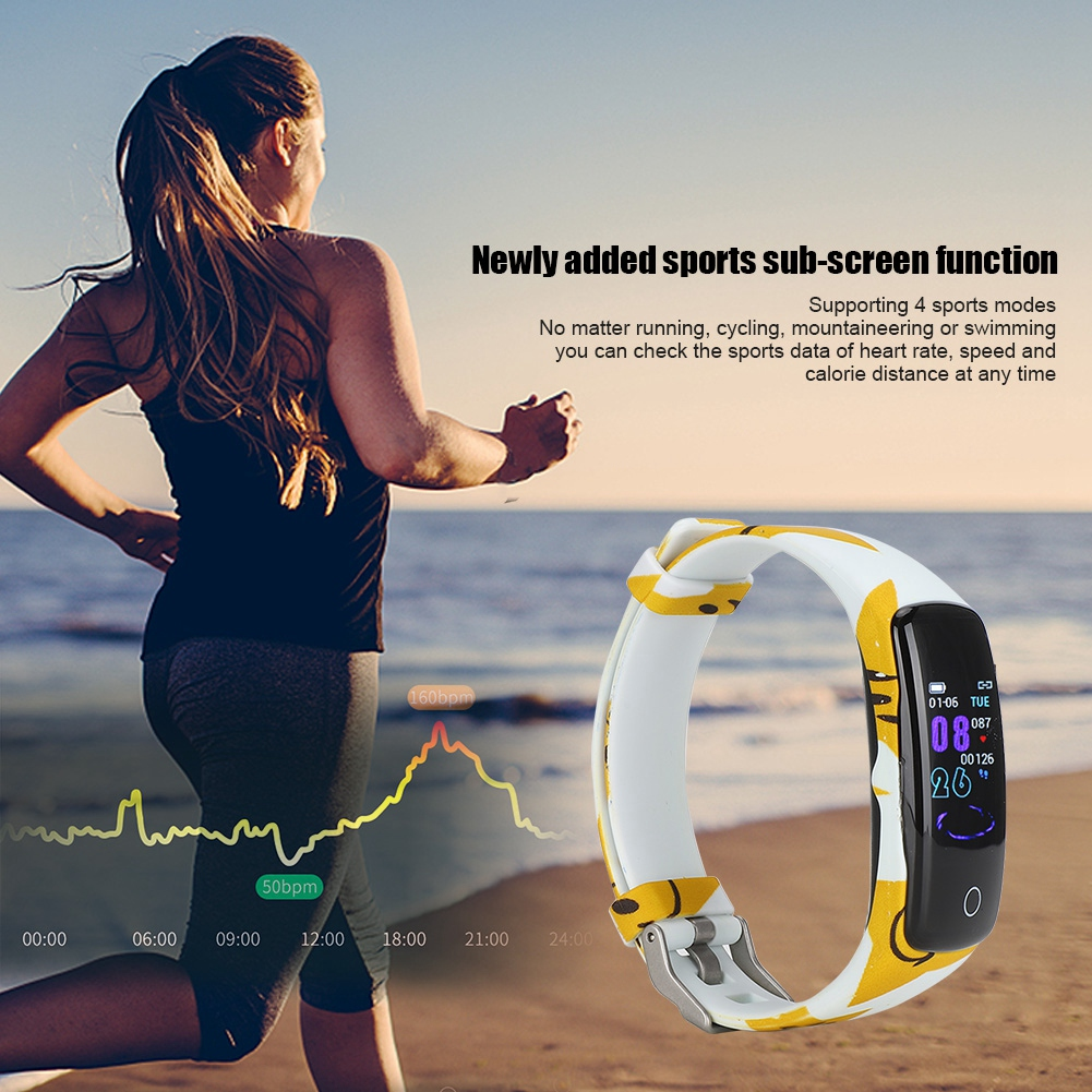 Frau läuft mit Smartwatch. Uhr zeigt Sportdaten und ein gelb/weißes Band.