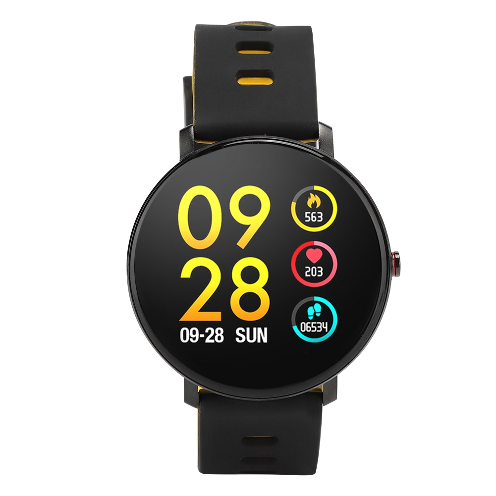 Eine schwarze Smartwatch mit einem schwarz-gelben Armband. Der Bildschirm zeigt Datum, Uhrzeit und Schritte.