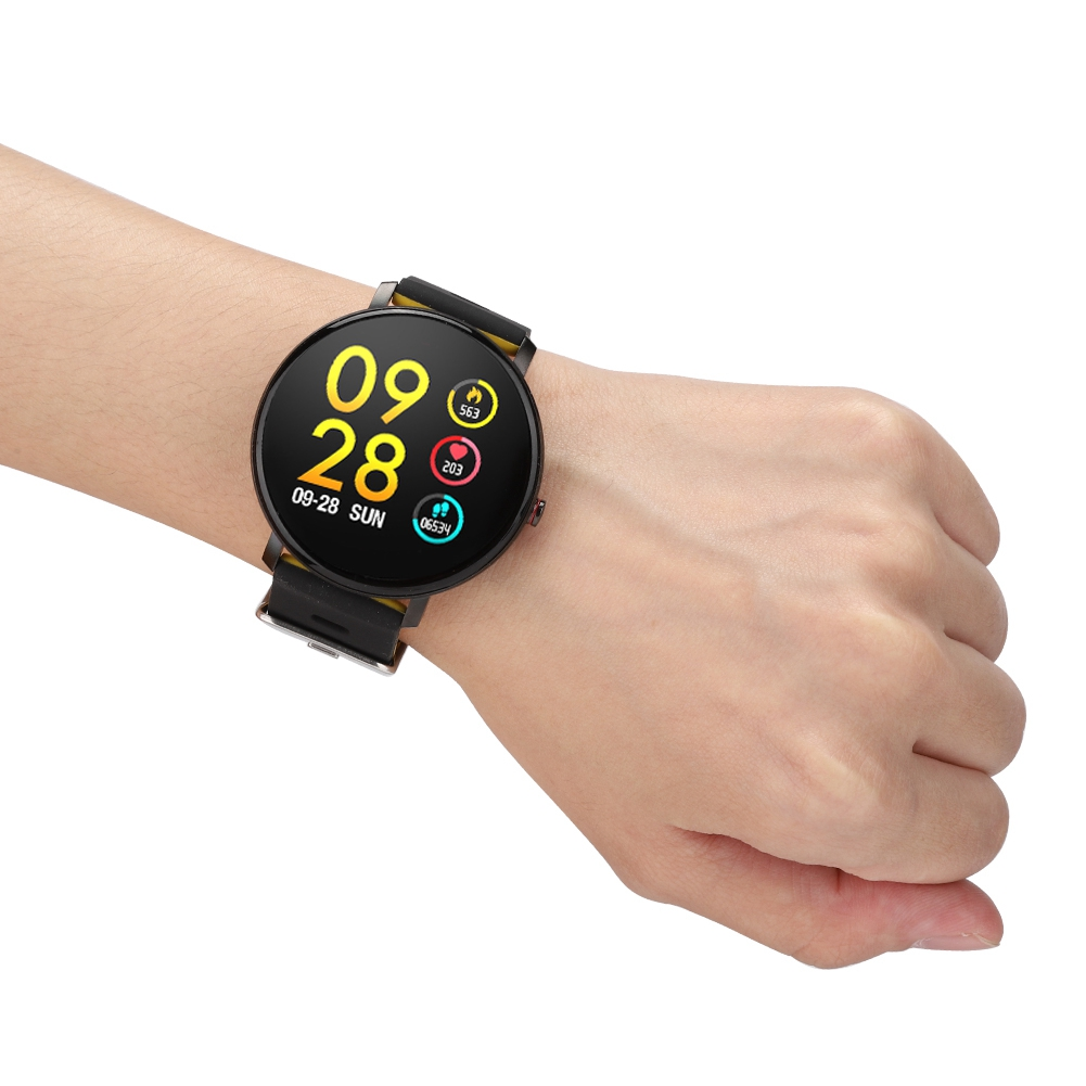 Eine Person, die eine Smartwatch trägt. Das Zifferblatt zeigt Zahlen und Daten an.