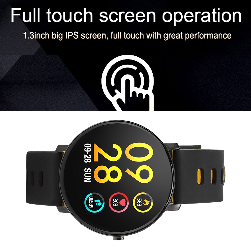 Smartwatch mit schwarzem Band und gelben Akzenten. Anzeige zeigt Datum und Statistiken. Schwarzer Hintergrund.