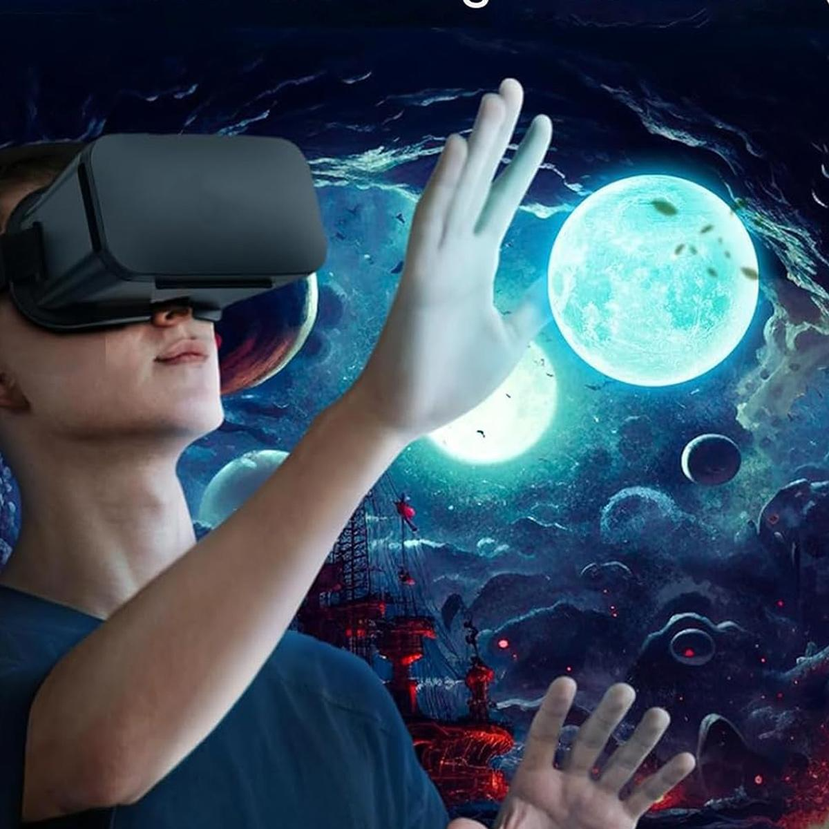 Ein Mann mit VR-Headset, Arme erhoben, vor einem surrealen, Weltraum-Hintergrund.